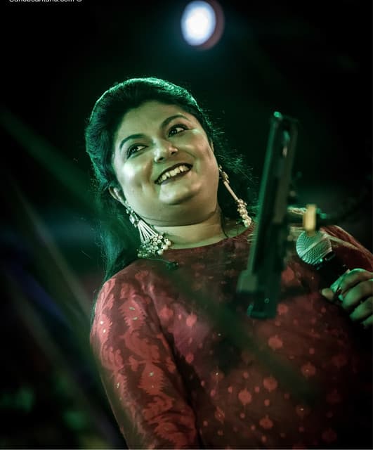Bengali singer Shreya M Bhattacharjee performing live at Sanhoti Durga Puja 2025, Costa Mesa, California