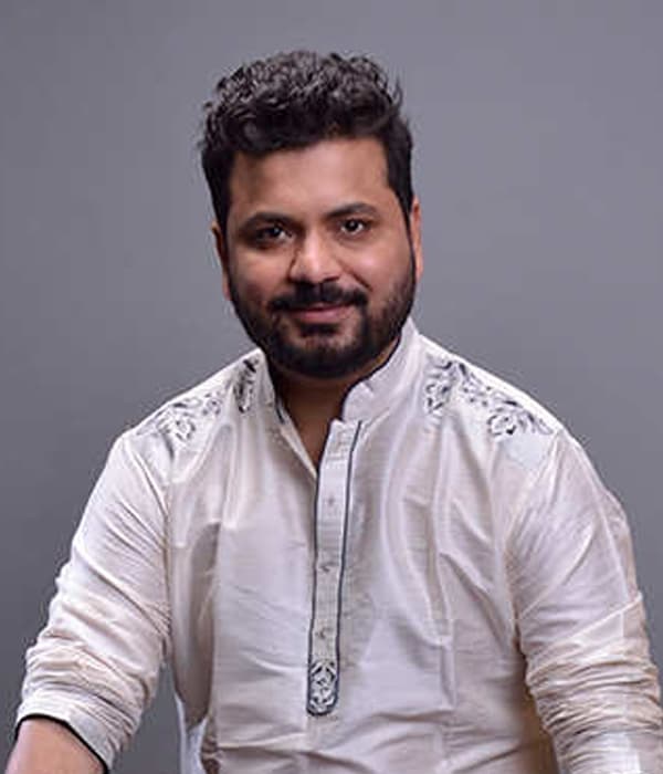 Bengali singer and composer Rathijit Bhattacharjee performing live at Sanhoti Durga Puja 2025, Costa Mesa, California
